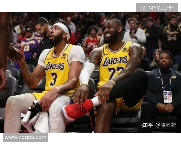 勒布朗-詹姆斯赞扬队友表现,湖人士气高涨 勒布朗-詹姆斯赞扬队友表现,湖人士气高涨